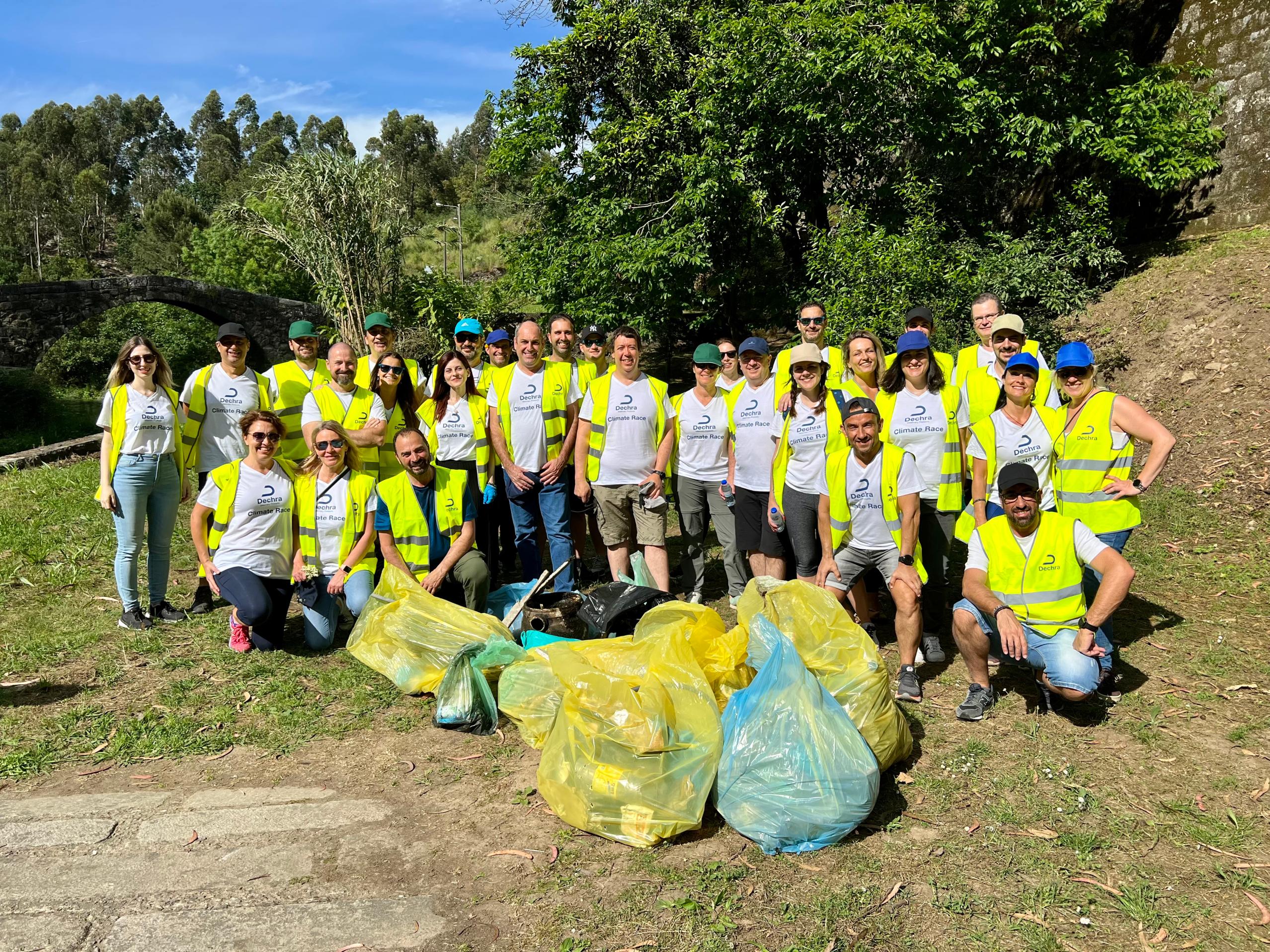 El equipo de Dechra Iberia realiza una limpieza de los márgenes del Río Leça en Portugal